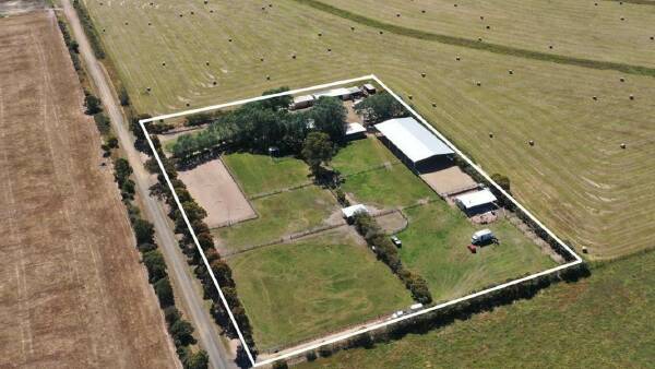 Perfect set-up for a family who is mad about horses | Video