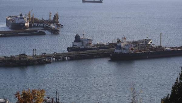 Russia bans oil sales to nations with cap